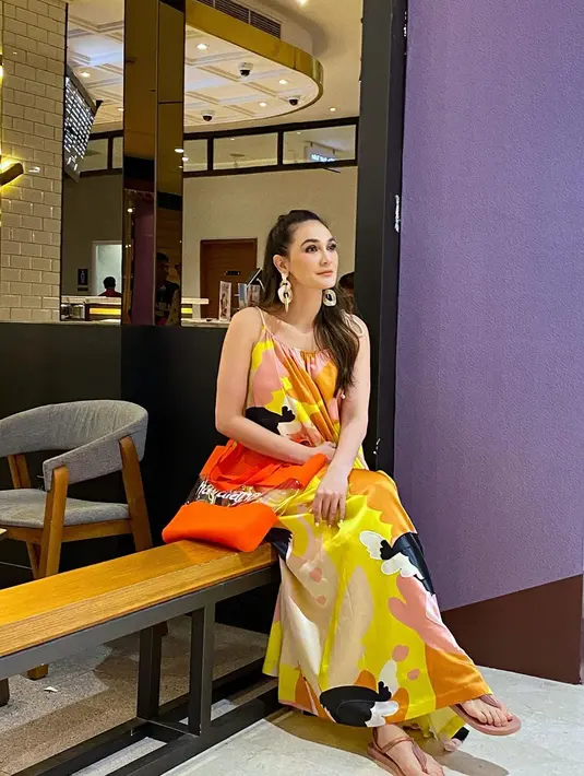 Demi melihat cowok tampan, Luna dan Ola rela mengenakan kebaya sambil naik motor. Tujuannya, agar tidak ditilang polisi karena beralasan pergi ke tempat beribadah. (Instagram/lunamaya)