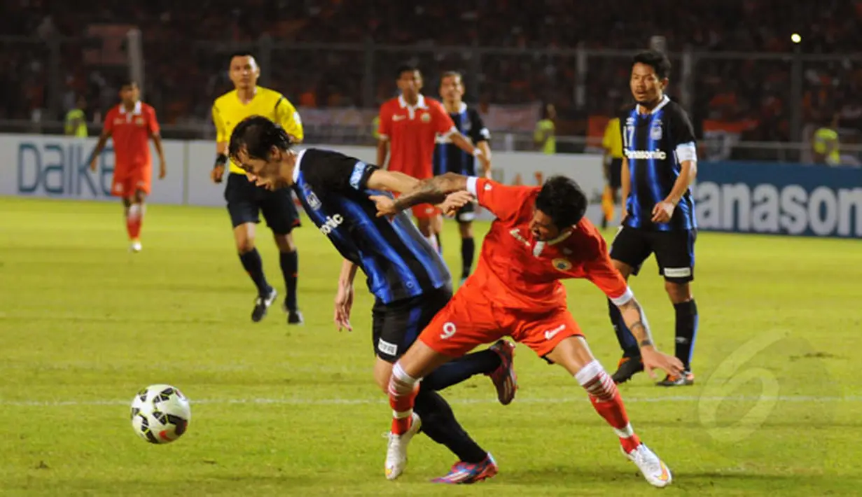 Gelandang Persija, Stefano Lilipaly (9) berebut bola dengan pemain Gamba Osaka di laga persahabatan yang digelar di Stadion GBK Jakarta, Sabtu (24/1/2015). Persija kalah 0-4 dari Gamba Osaka. (Liputan6.com/Helmi Fithriansyah)