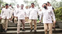 Wiranto datang mengenakan kemeja putih dipadukan dengan celana berwarna cokelat, mirip pakaian yang dikenakan jajaran Gerindra yang telah menunggunya. (Liputan6.com/Faizal Fanani)