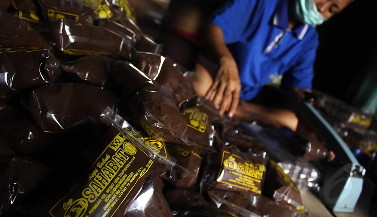 Kopi ini menjadi trandmark sebagai oleh-oleh khas daerah Lubuklinggau, Sumatera Selatan, (12/10/14). (Liputan6.com/Faizal Fanani)