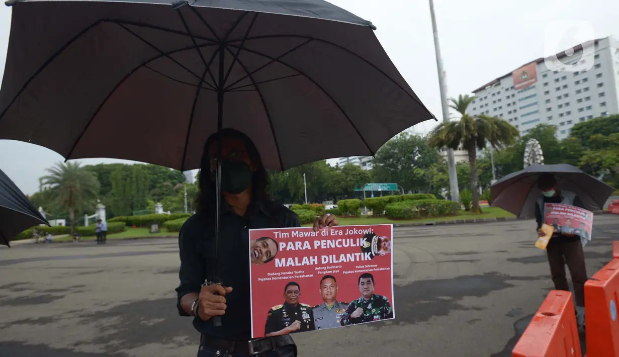 Aktivis HAM menggelar aksi Kamisan di Jakarta, Kamis (6/1/2022). Dalam aksinya mereka menuntut pemerintah untuk menuntaskan pelanggaran HAM di masa lalu. (merdeka.com/Imam Buhori)
