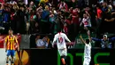 Penyerang Sevilla, Carlos Bacca (kanan) merayakan gol penentu kemenangan atas Valencia di laga pertama semifinal Liga Europa di Seville, (25/4/2014). (REUTERS/Marcelo del Pozo)