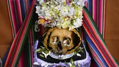 Tengkorak manusia yang dihias dipajang di pemakaman umum selama festival tahunan "Natitas" di La Paz, Bolivia, Senin (8/11/2021). Dalam festival ini warga ramai-ramai menghias tengkorak leluhur mereka dengan berbagai dekorasi mulai dari bunga, topi, kacamata dan hiasan lainnya (AP Photo/Juan Karita)