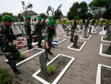 Sejumlah prajurit TNI menaburkan bunga  di Taman Makam Pahlawan Kusumanegara Yogyakarta , (1/3/2016). Ziarah dan tabur bunga di lakukan untuk memperingati Serangan Umum 1 Maret 1949. (Liputan6.com/Boy Harjanto)