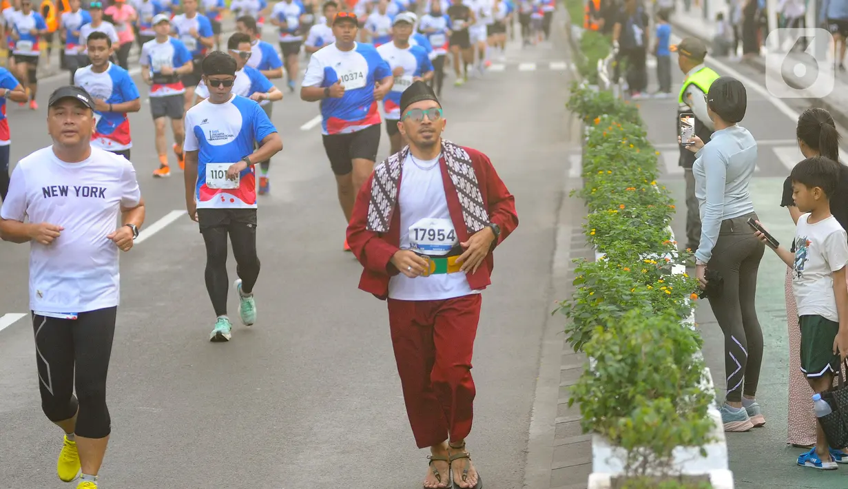 Ribuan pelari saat mengkuti lomba lari Jakarta International Marathon (JAKIM) 2024 di Jalan MH.Thamrin, jakarta, Minggu (23/8/2024). (merdeka.com/Arie Basuki)
