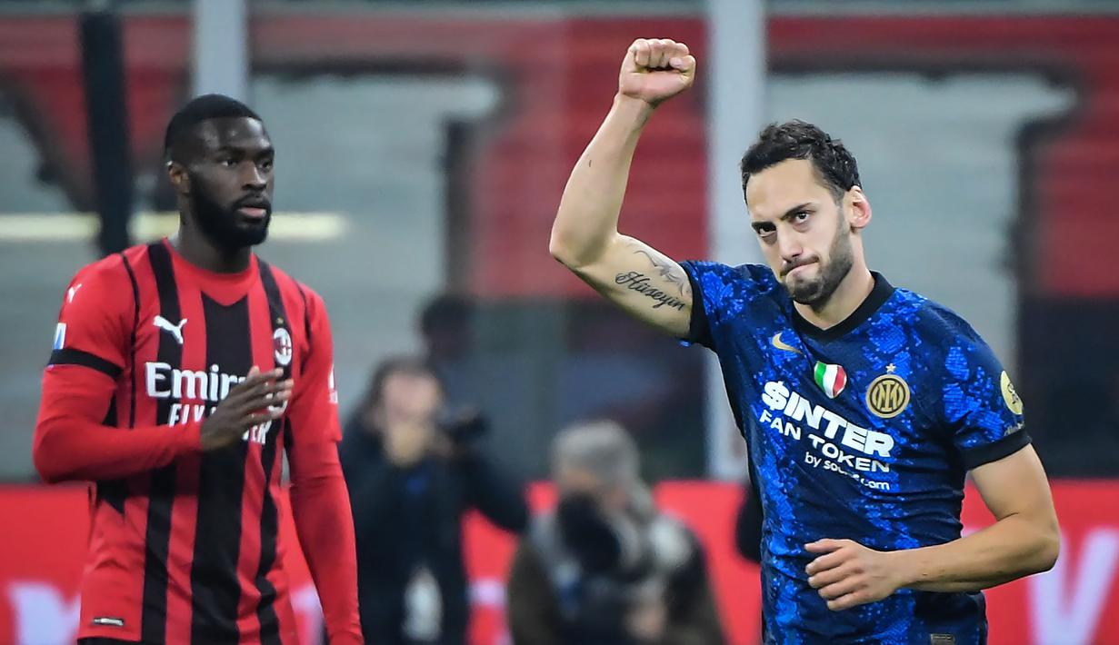 Hakan Calhanoglu memutuskan hengkang dari AC Milan ke klub rival sekutanya, Inter Milan. Seperti Pedro, Calhanoglu langsung mencetak gol di laga pertama menghadapi sang mantan lewat tendangan penalti. Sayangnya, laga tersebut berakhir imbang. (AFP/Tiziana Fabi)