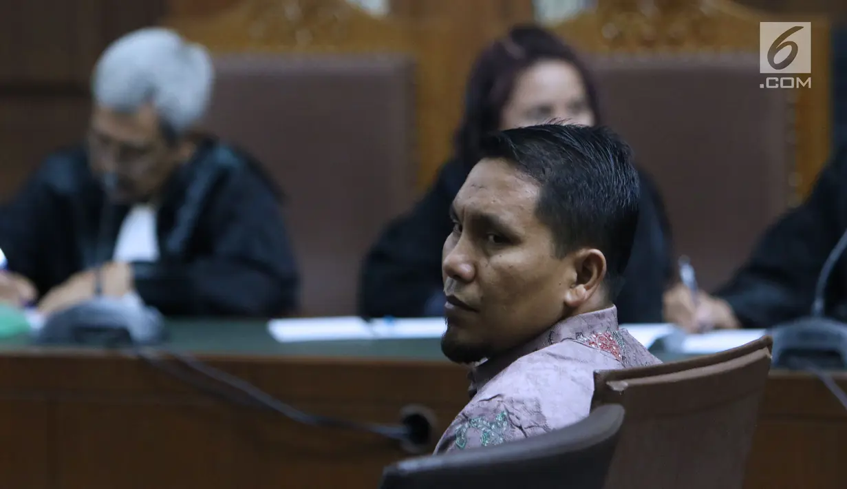 Terdakwa suap Dana Otonomi Khusus Aceh (DOKA) Bupati Bener Meriah nonaktif, Ahmadi saat sidang pembacaan tuntutan di Pengadilan Tipikor, Jakarta, (22/11). Ahmadi dituntut hukuman empat tahun penjara, denda Rp 250 juta. (Liputan6.com/Helmi Fithriansyah)