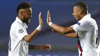 Pemain Paris Saint-Germain (PSG), Neymar dan Kylian Mbappe, merayakan kemenangan atas Atalanta pada laga perempat final Liga Champions di Stadion Da Luz, Rabu (12/8/2020). PSG menang 2-1 atas Atalanta. (David Ramos/Pool,via AP)