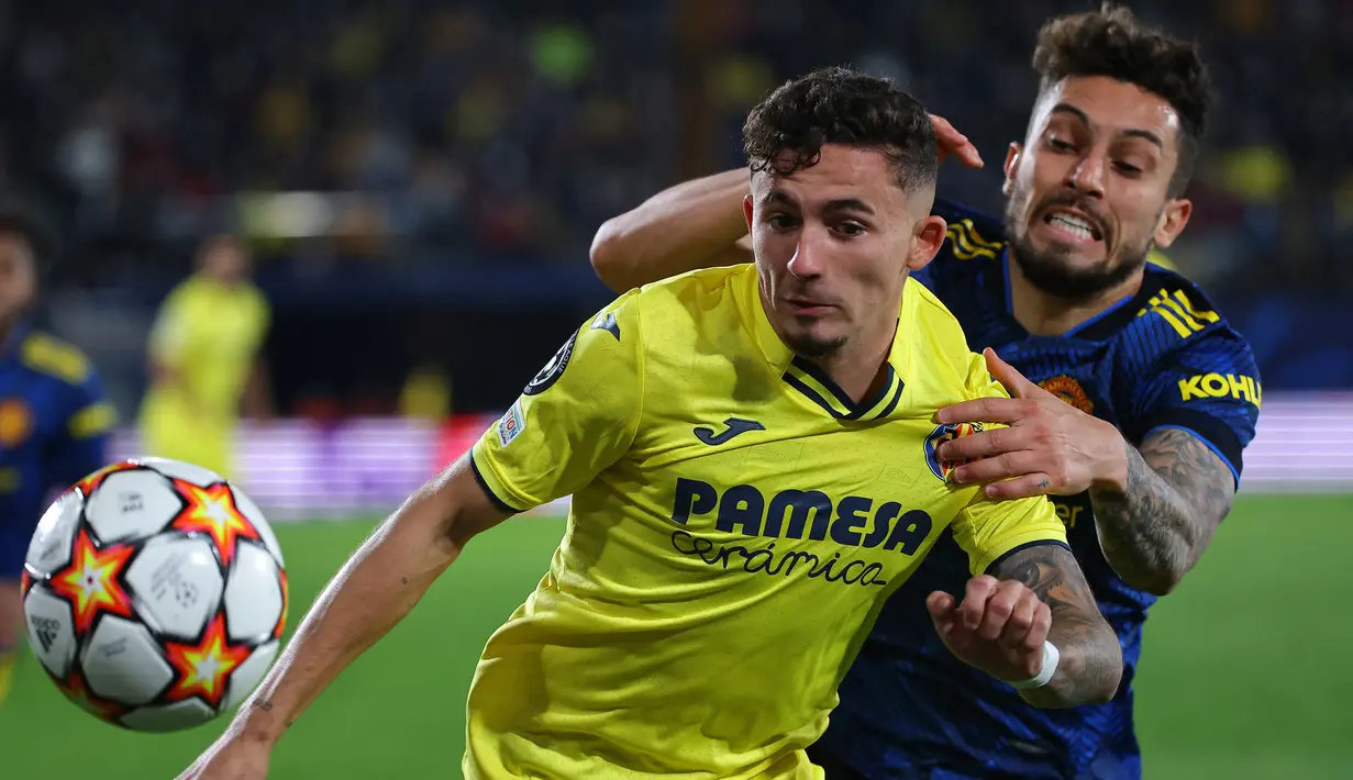 Yeremi Pino. Sayap kanan berusia 19 tahun yang kini memasuki musim ke-2 bersama Villarreal usai dipromosikan dari tim yunior Villarreal ini memiliki klausa pelepasan senilai 66 juta pound. Total telah tampil 27 laga di semua ajang musim ini, ia mampu mencetak 3 gol dan 4 assist. (AFP/Jose Jordan)
