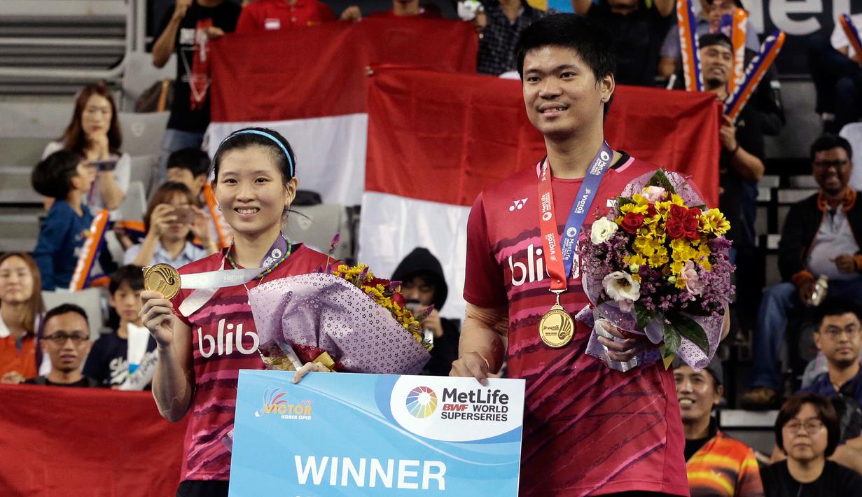 Ganda campuran Indonesia, Praveen Jordan/Debby Susanto saat penganugerahan medali seusai mengalahkan ganda China Wang Yilyu/Huang Dongping pada final Korea Terbuka 2017, Minggu (17/9). Praveen/Debby unggul dengan skor 21-17, 21-18. (AP/Ahn Young-joon)