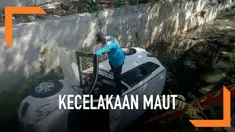 Seorang sopir tewas saat hendak memarkirkan mobilnya di depan ruko. Kendaraan tak bisa dikendalikan hingga jatuh terjerembab ke sungai.