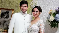 Nuansa Putih terlihat dalam busana pernikahan Aryani Fitriana dan Donny Michael