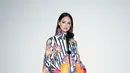 Eiza González tampil kece saat menghadiri Louis Vuitton Spring-Summer 2022 berbalut printed coat dan combat boots. (Dok/Louis Vuitton).