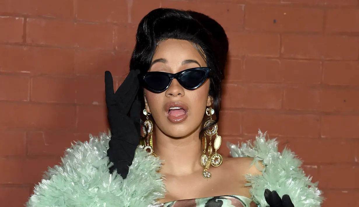 Cardi B memang tengah naik daun usai mengeluarkan Bodak Yellow dan bernyanyi bareng Bruno Mars. Jika dilihat, ternyata penyanyi ini miliki ciri khas saat berfoto loh! (Jamie McCarthy / GETTY IMAGES NORTH AMERICA / AFP)