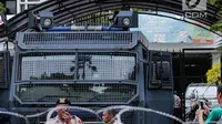 Mobil Water Canon terlihat di area gedung KPU, Jakarta, Jumat (1/3). Sebanyak 4.039 personel gabungan dari TNI, polisi dan Pemprov DKI disiagakan dalam mengamankan aksi massa Forum Umat Islam (FUI) dan Gerakan Jaga Indonesia. (Liputan6.com/Faizal Fanani)