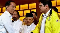 Capres petahana Jokowi bersalaman dengan Ketua Umum Partai Golkar Airlangga Hartarto. (Istimewa)