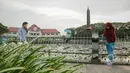 Tugu Malang menjadi maskot masyarakat Malang dan banyak warga datang untuk bersantai, Rabu (21/1/2015). (Liputan6.com/Faizal Fanani)