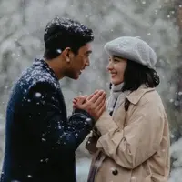 Daffa Wardhana dan Chelsea Islan berpegangan tangan di tengah hujan salju di Australia (Instagram/@daffawardhana)