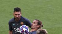 Penyerang Barcelona, Antoine Griezmann (tengah) mengontrol bola selama sesi latihan di stadion Da Luz, Lisbon, Portugal (13/8/2020). Barcelona akan bertanding melawan Bayern Munchen pada perempat final Liga Champions di Estadio da Luz.  (Rafael Marchante/Pool via AP)