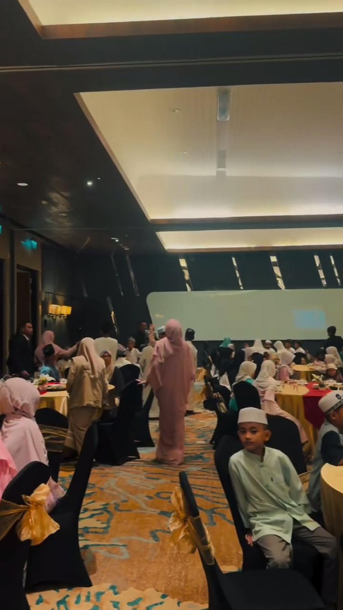7 Potret Umi Pipik Hadir Acara Buka Puasa Bersama dengan Anak Yatim, Abidzar Al-Ghifari Hibur dengan Lagu