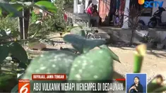 Secara visual, abu vulkanik itu terlihat dari abu yang menempel di dedaunan, pagar rumah warga, dan di jalan raya.