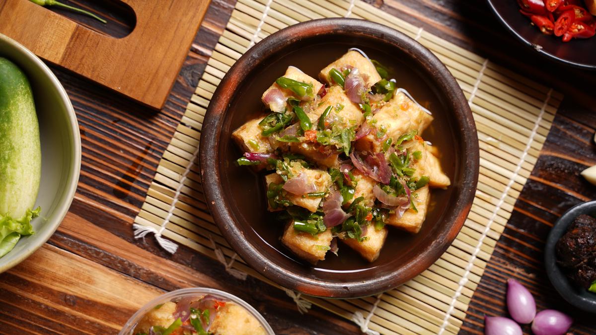 Sepiring tahu gejrot khas Cirebon dengan kuah pedas manis dan potongan tahu goreng yang empuk