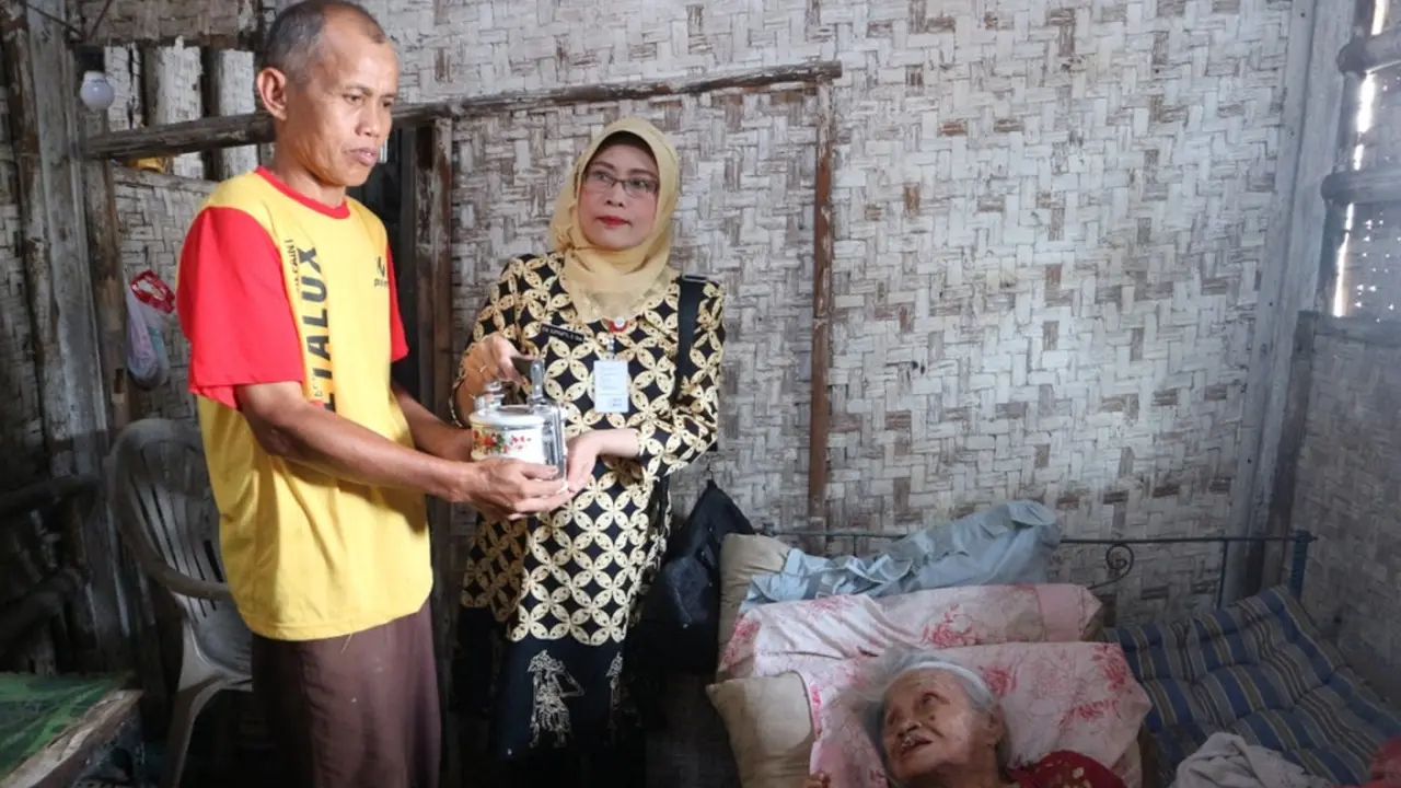 Lansia miskin sebatang kara Purbalingga mendapat program rantang berkah berupa makanan pernuh gizi yang cukup untuk makan dua kali sehari. (Foto: Liputan6.com/Pemkab Purbalingga/Muhamad Ridlo)