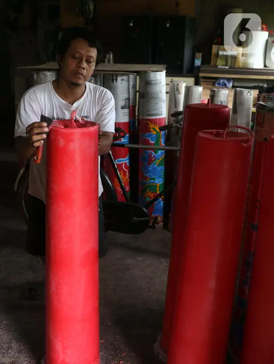 Pekerja merapikan lilin untuk perayaan Tahun Baru Imlek di Tangerang, Banten, Kamis (4/2/2021). Pandemi COVID-19 tahun ini berdampak pada permintaan lilin Imlek yang biasanya ditulisi doa dan harapan dalam bahasa Mandarin tidak seramai tahun sebelumnya. (Liputan6.com/Angga Yuniar)