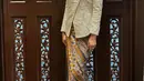 Kebaya janggan yang terlihat maskulin dipadukan dengan kain batik berwarna cokelat oranye. [@ralineshah/@raffinagita1717/@annisayudhoyono].