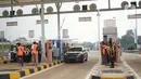 Kendaraan memasuki gerbang tol Desari Seksi II di kawasan Sawangan, Depok, Jawa Barat, Jumat (3/7/2020). Tol sepanjang 6,3 km tersebut mulai bisa dilalui kendaraan dengan tarif Rp0 alias gratis untuk dua minggu kedepan. (Liputan6.com/Immanuel Antonius)