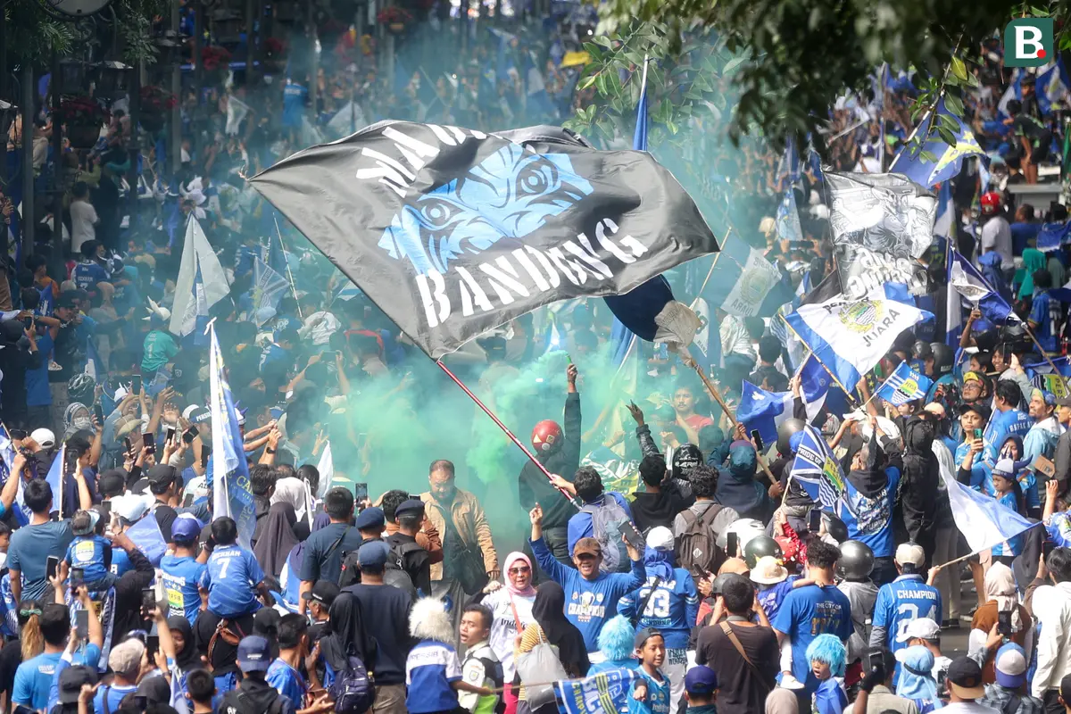 Foto: Euforia Bobotoh dan Pemain Persib Bandung Saat Pawai Juara BRI Liga 1