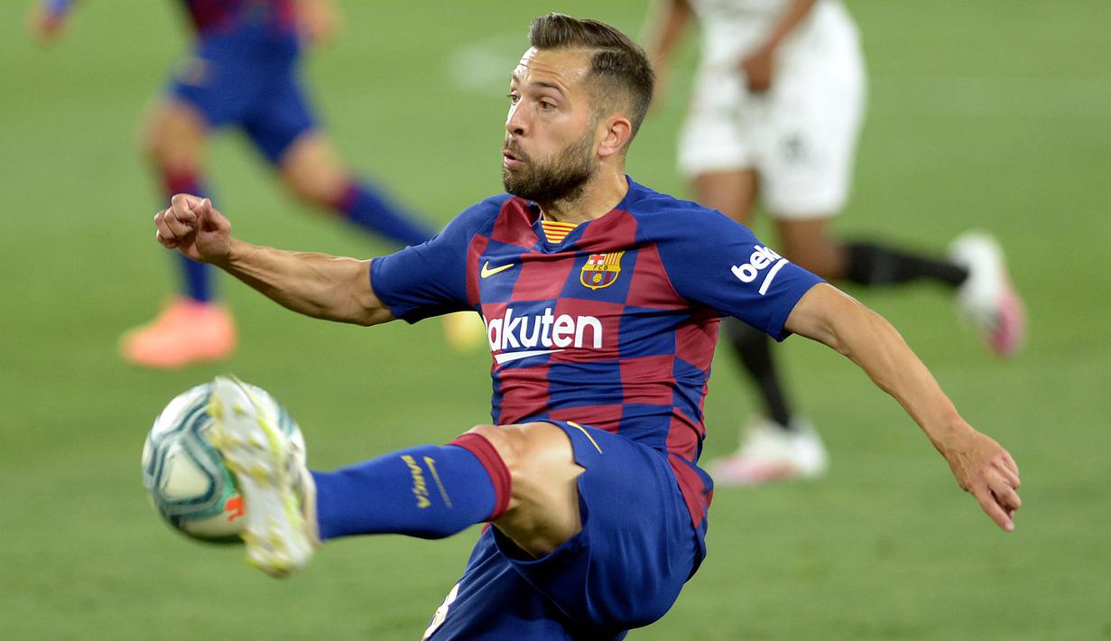 Jordi Alba. Pelatih Ronald Koeman telah menetapkan bek kiri 32 tahun dan lulusan La Masia ini menjadi kapten ke-4 Barcelona. Serupa dengan Gerard Pique, Jordi Alba juga sempat meninggalkan Barcelona untuk memperkuat Valencia mulai 2009-2012. (Foto: AFP/Cristina Quicler)