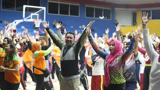 Menpora bersama ratusan orang mengikuti sosialisasi pemecahan rekor dunia poco-poco