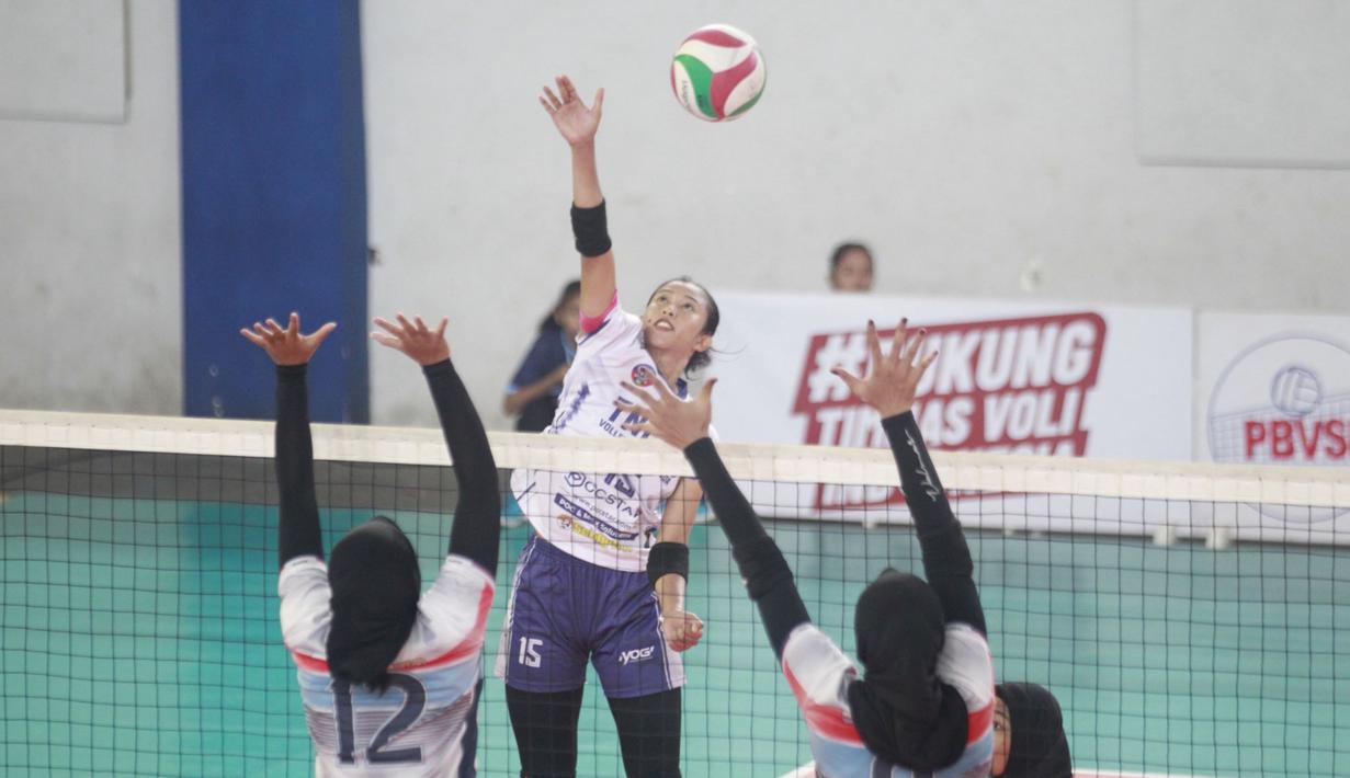 Tim putri Vobgard TNI AD melangkah ke babak 16 besar usai menumbangkan Baja 78 Bantul pada akhir laga Pul AH Kejurnas Antarklub Livoli Divisi I Tahun 2025 di GOR Sport Center Lamongan. (Dok. PBVSI)