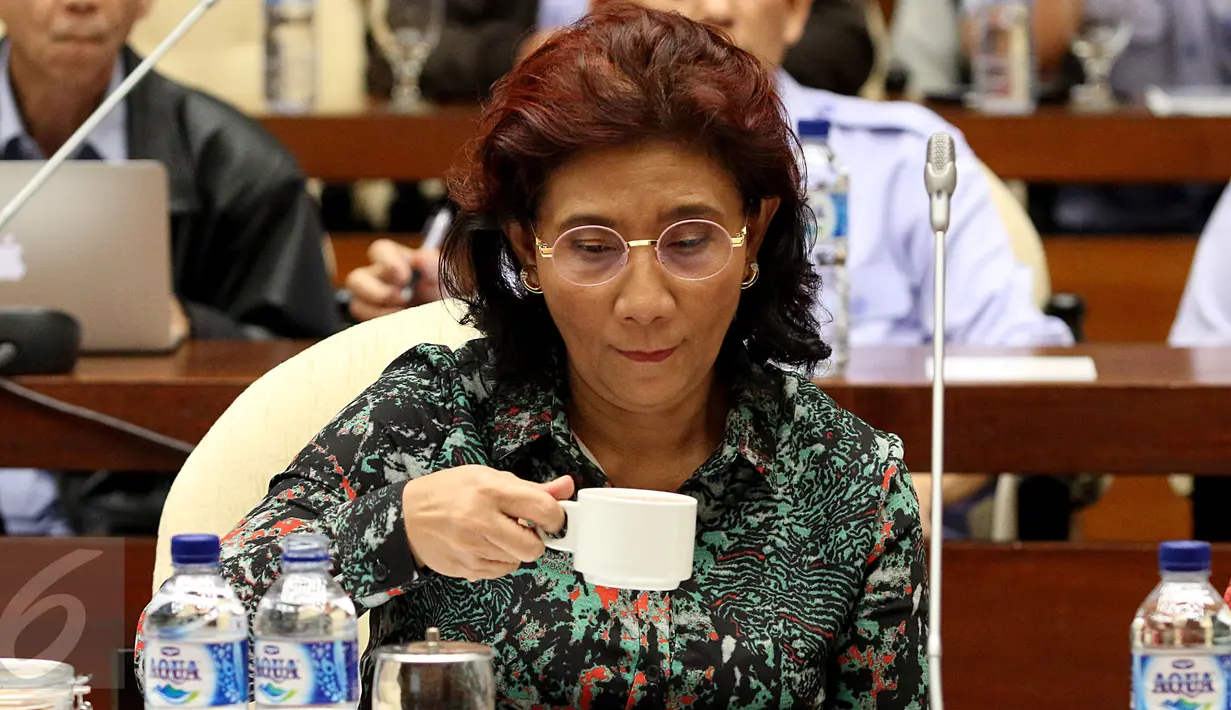 Menteri Susi Pudjiastuti saat raker dengan Komisi IX DPR di Jakarta, (3/3). Pengambilan Keputusan untuk melanjutkan Pembicaraan Tk II RUU tentang Perlindungan dan Pemberdayaan Nelayan, Pembudidaya Ikan dan Petambak garam. (Liputan6.com/JohanTallo)