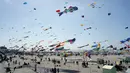 Layang-layang menghiasi langit selama festival Layang-layang Internasional ke-31 di Berck, Prancis, (6/4). Festival ini diselenggarakan di Berck-sur-Mer setiap bulan April dan berlangsung selama 10 hari. (AP Photo / Thibault Camus)