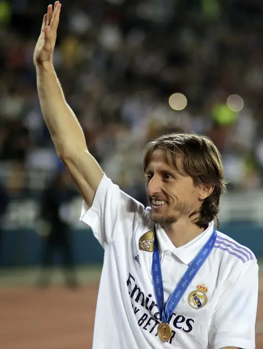 Gelandang Real Madrid Luka Modric melambai setelah mengalahkan Al Hilal dalam laga final di Prince Moulay Abdellah Stadium, Rabat, Minggu (12/2/2023) dini hari WIB. Keberhasilan Real menjuarai Piala Dunia Antaklub 2022 juga sekaligus menjadi kesuksesan kedua mereka memenangi trofi pada musim ini. (AP Photo/Mosa'ab Elshamy)