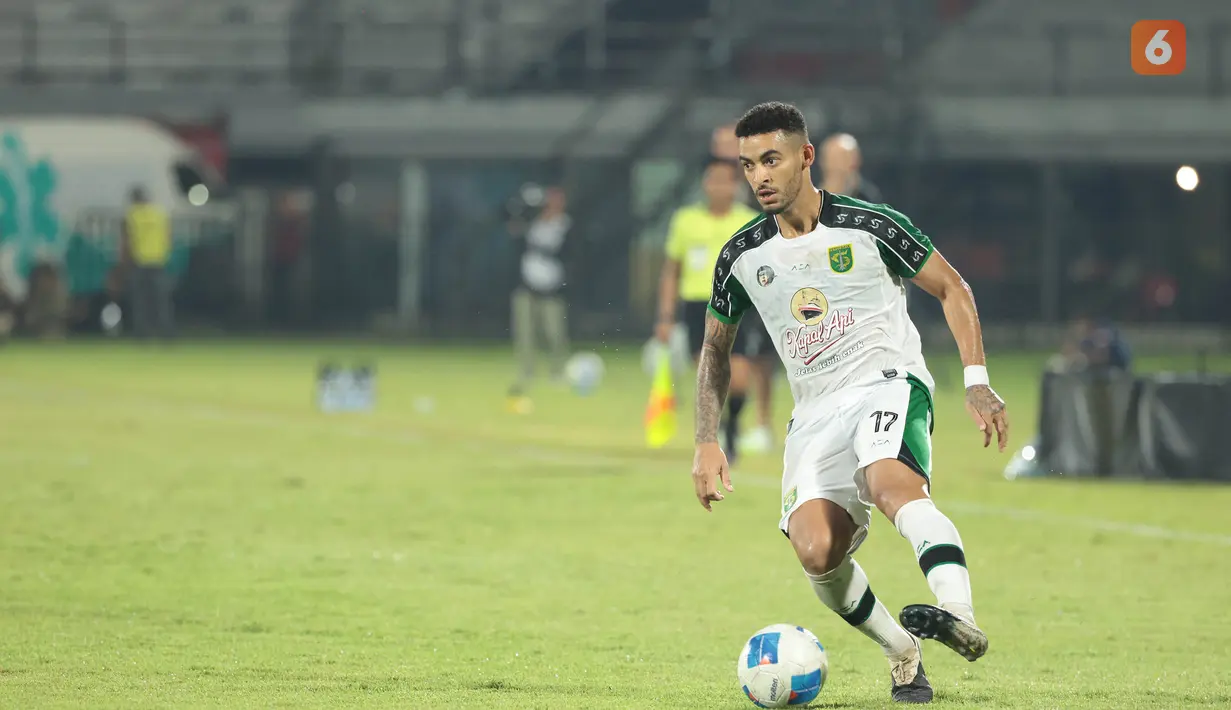 Pemain Persebaya Surabaya menggiring bola pada laga final Piala Presiden 2026 di Stadion Kapten I Wayan Dipta, Gianyar, Bali, Kamis (6/8/2026). Persebaya Surabaya keluar sebagai juara setelah mengalahkan Persib Bandung melalui adu penalti dengan skor 6-5 usai bermain imbang 1-1 hingga babak tambahan waktu. (KLY/Budy Santoso)