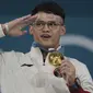 Tampil di urutan terakhir dari total 29 atlet Indonesia yang berlaga di Olimpiade Paris 2024, Rizki Juniansyah betul-betul menjadi penutup yang manis bagi kontingen Indonesia. Atlet berusia 21 tahun itu sukses menyumbang medali emas kedua untuk Indonesia dai kelas 73 kg putra cabor angkat besi yang berlangsung di Paris Expo Porte de Versailles, Paris, Jumat (9/8/2024) dini hari WIB. Rizki mampu mengangkat total 354 kg yang menjadi rekor baru Olimpiade dengan rincian 155 kg pada angkatan snatch dan 199 kg untuk clean and jerk. (AP Photo/Kin Cheung)