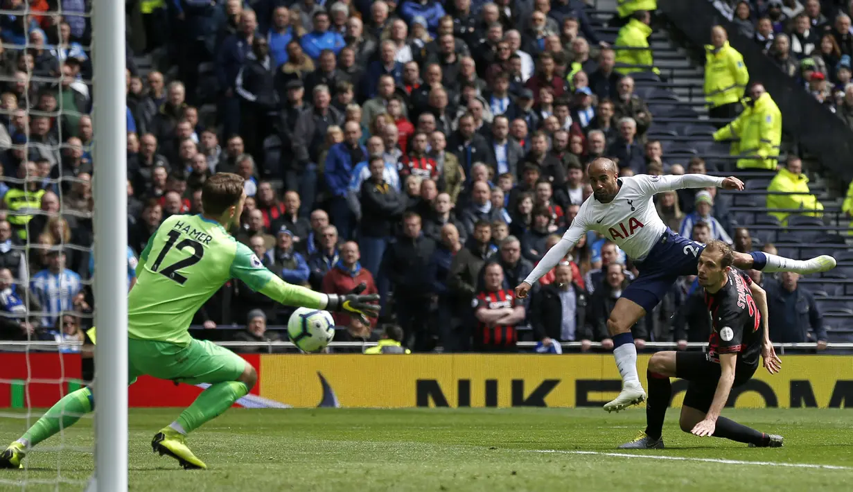 Lucas Moura yang kini tengah menjalani musim pertama bersama Sao Paulo menjadi pemain Brasil keempat yang sukses mencetak hattrick di Premier League. Selama 5,5 musim berlaga di Premier League bersama Tottenham Hotspur mulai tengah musim 2017/2018 hingga akhir musim 2022/2023, ia total bermain dalam 152 laga dengan torehan 20 gol dan 16 assist, termasuk 1 kali hattrick yang dicetak pada pekan ke-34 musim 2018/2019 saat Spurs menang 4-0 atas Huddersfield (13/4/2019). (AFP/Ian Kington)