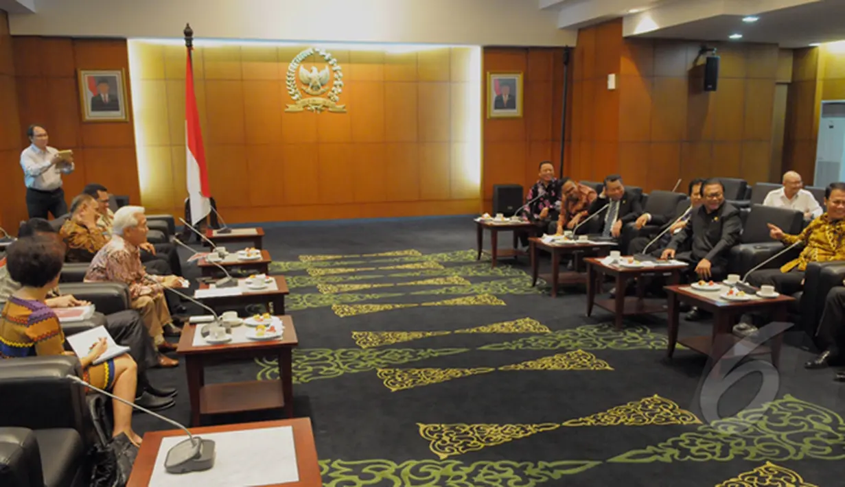  Suasana pertemuan antara pimpinan MPR RI dengan panitia World Congress di  Ruang Delegasi  Parlemen RI, Jakarta, Senin (16/02/2015). (Liputan6.com/Andrian M Tunay)