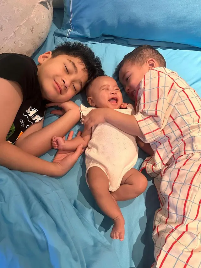 6 Potret Gemas Baby Lily yang Wajahnya Perdana Diungkap, Disebut Mirip Rayyanza