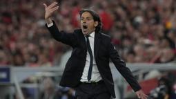 Pelatih Inter Milan, Simone Inzaghi berteriak memberi instruksi kepada pemainnya saat menghadapi Benfica pada laga leg pertama babak perempatfinal Liga Champions 2022/2023 di Luz Stadium, Benfica, Rabu (12/4/2023) dini hari WIB. (AP Photo/Armando Franca)
