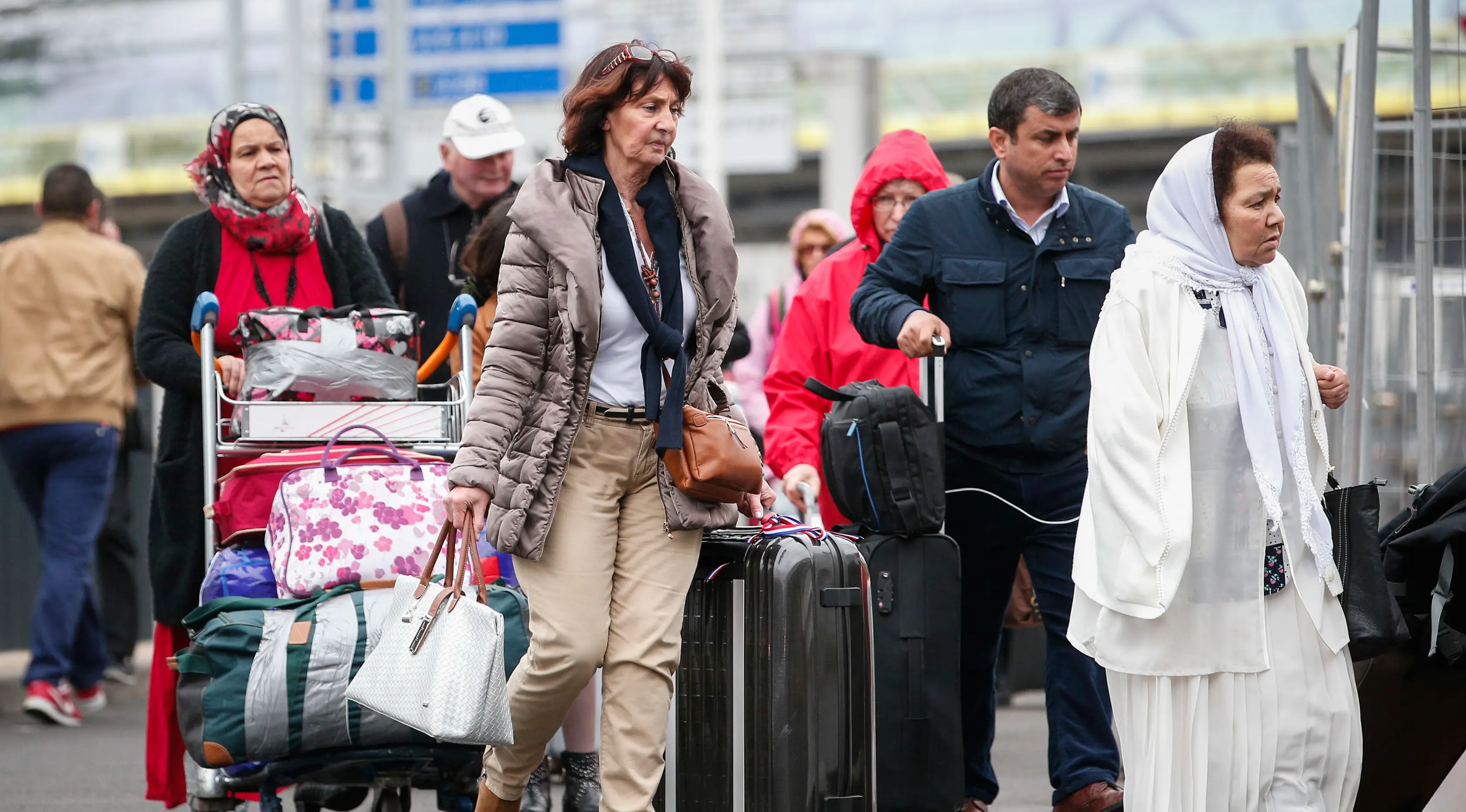 Orang-orang yang berada di Bandara Orly di Paris, Prancis, dievakuasi menyusul sebuah insiden penembakan yang terjadi pada Sabtu, (18/3). (AP Photo)