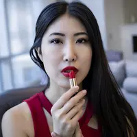 Tips aplikasi lipstick di bibir gelap agar hasilnya merata. (foto: wirestock/freepik)