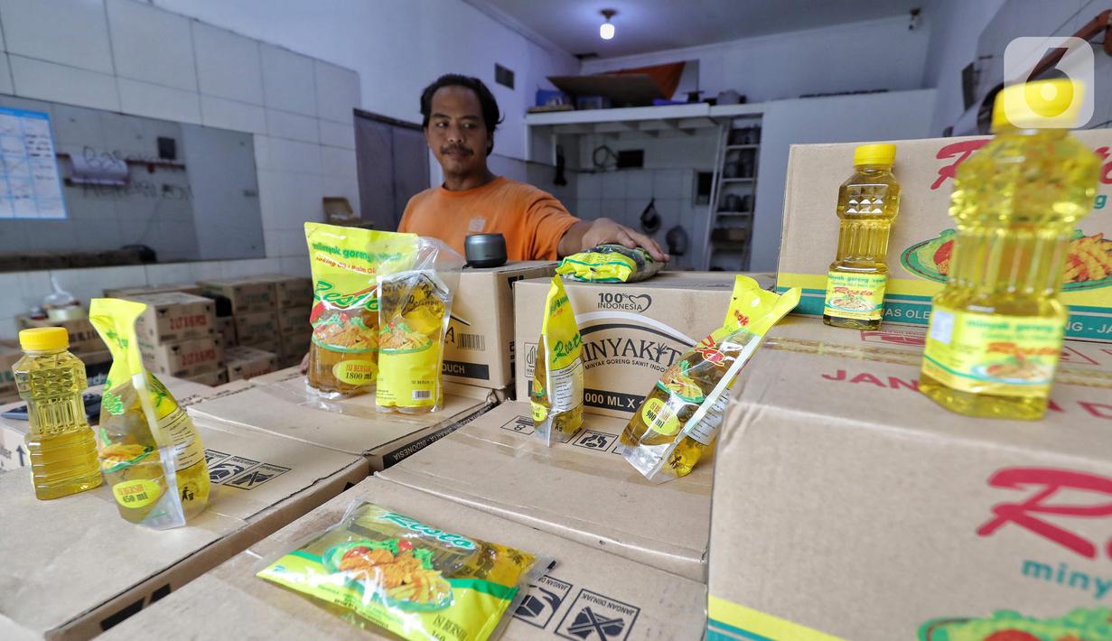 Pedagang menata minyak goreng yang akan di jual di Jakarta, Senin (2/12/2024). (Liputan6.com/Angga Yuniar)
