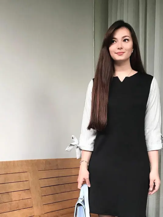 Penampilan Asmirandah memang tak pernah berlebihan, gayanya selalu simple dan sederhana. Rambutnya yang panjang dan lurus, dibiarkan terurai begitu saja sehingga membuat penampilannya selalu enak dilihat. (Instagram/asmirandah89)