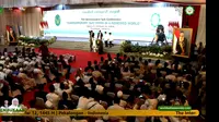 Momen Prabowo dan Ganjar terlihat saling bergandengan dan tertawa bersama di acara Muktamar Sufi Internasional di Kota Pekalongan, Jawa Tengah. (Tangkapan Layar Youtube World Sufi Assembly)