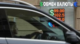 Rubel Rusia pada hari Senin mencapai nilai terendah sejak minggu-minggu awal perang di Ukraina karena Moskow meningkatkan belanja militer dan sanksi-sanksi Barat membebani ekspor energinya.  (AP Photo/Alexander Zemlianichenko)