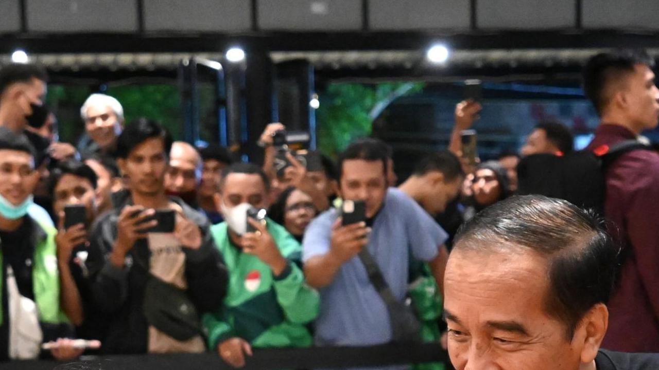 Presiden Jokowi juga menyempatkan untuk berbincang dengan dua orang anak. Simak keseruan Jokowi santap malam di Mie Gacoan sampai kepedesan dalam video berikut: